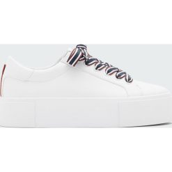 Białe tenisówki z ozdobnymi sznurówkami. Białe trampki i tenisówki damskie Pull&Bear, bez wzorów, na sznurówki. Za 99,90 zł.