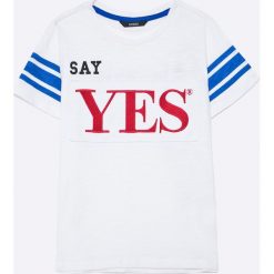 Guess Jeans - T-shirt dziecięcy 118-176 cm. Szare t-shirty męskie marki Guess Jeans, l, z nadrukiem, z bawełny, z okrągłym kołnierzem. Za 99,90 zł.