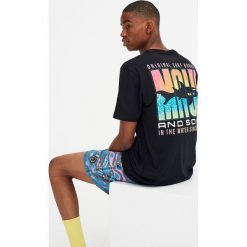 Czarna koszulka Maui and Sons. Czarne koszulki męskie Pull&Bear, m, bez wzorów, bez kołnierzyka, z krótkim rękawem, krótkie. Za 59,90 zł.