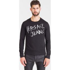 CZARNY LONGSLEEVE VERSACE JEANS Z BIAŁYM NADRUKIEM. Czarne t-shirty męskie Versace Jeans, xl, z nadrukiem, z jeansu, z okrągłym kołnierzem. Za 269,50 zł.