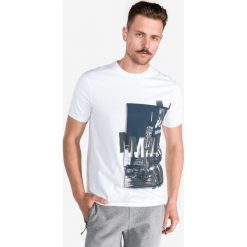 Armani Exchange Koszulka Biały. Białe podkoszulki męskie Armani Exchange, xxl, z nadrukiem, z bawełny, bez kołnierzyka, z krótkim rękawem, krótkie. Za 240,95 zł.
