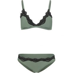 Bikini z trójkątnymi miseczkami (2 części) bonprix oliwkowo-czarny. Zielone stroje kąpielowe damskie bonprix, w koronkowe wzory, z koronki. Za 42,99 zł.