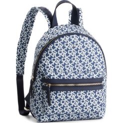 Plecak DKNY - R84KF592 Ded. Niebieskie plecaki damskie DKNY, bez wzorów, z materiału, klasyczne. W wyprzedaży za 509,00 zł.