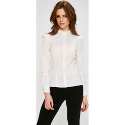 Guess Jeans - Koszula. Białe bluzki damskie marki Guess Jeans, s, z aplikacjami, z elastanu, klasyczne, z klasycznym kołnierzykiem, z długim rękawem. W wyprzedaży za 199,90 zł.