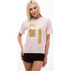 Jasnoróżowy t-shirt z wprasowaną aplikacją 3424. Szare t-shirty damskie marki Fasardi, z aplikacjami. Za 19,90 zł.
