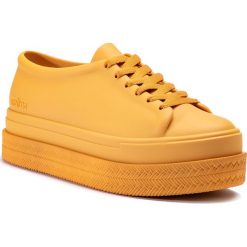 Półbuty MELISSA - Be II Ad 32349 Caramel 01083. Żółte półbuty damskie Melissa, na co dzień, bez wzorów, z tworzywa sztucznego, bez obcasa, na koturnie, bez zapięcia. W wyprzedaży za 229,00 zł.
