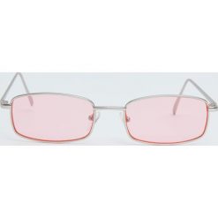 Okulary przeciwsłoneczne z różowymi szkłami. Różowe okulary przeciwsłoneczne męskie Pull&Bear. Za 49,90 zł.