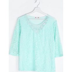 Miętowa Bluzka Coralline. Zielone bluzki z odkrytymi ramionami marki Born2be, xl, z koronki, z okrągłym kołnierzem. Za 34,99 zł.