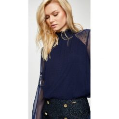 Guess Jeans - Bluzka Elsa. Białe bluzki damskie Guess Jeans, s, z aplikacjami, z poliesteru, casualowe, ze stójką, bez rękawów. W wyprzedaży za 319,90 zł.