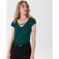 T-shirt z ozdobnym dekoltem - Turkusowy. Niebieskie t-shirty damskie House, s, bez wzorów, bez kołnierzyka. Za 29,99 zł.