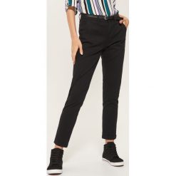 Spodnie typu chino - Czarny. Czarne chinosy damskie House. Za 89,99 zł.