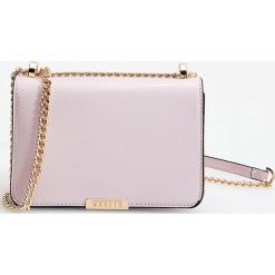 Torebka crossbody z łańcuszkiem - Różowy. Różowe torebki klasyczne damskie Mohito, bez wzorów, bez dodatków. W wyprzedaży za 39,99 zł.