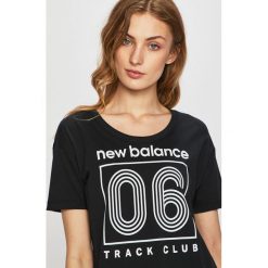 New Balance - Top. Czarne bluzki damskie New Balance, s, z nadrukiem, z bawełny, z okrągłym kołnierzem. W wyprzedaży za 79,90 zł.