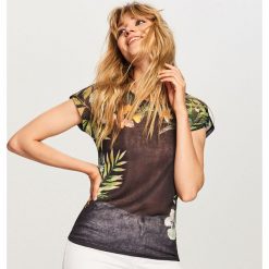 T-shirt w kwiaty - Czarny. Czarne t-shirty damskie marki Reserved, l, w kwiaty. W wyprzedaży za 24,99 zł.