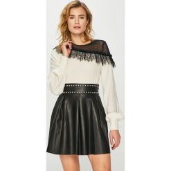 Pinko - Bluzka. Białe bluzki damskie Pinko, l, w koronkowe wzory, z poliesteru, casualowe, z okrągłym kołnierzem. W wyprzedaży za 359,90 zł.