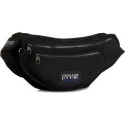 Saszetka nerka VERSACE JEANS COUTURE - E1YUBB81 M09. Czarne torby męskie skórzane Versace Jeans Couture, bez wzorów, z jeansu, młodzieżowe. W wyprzedaży za 539,00 zł.