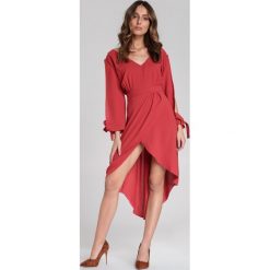 Czerwona Sukienka Cecilla. Czerwone sukienki damskie Renee, s, bez wzorów, eleganckie, z asymetrycznym kołnierzem, bez rękawów, długie, midi, asymetryczne. Za 89,99 zł.