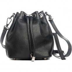 Skórzana torebka w kolorze czarnym - 20 x 33 x 10 cm. Czarne torebki klasyczne damskie Mia Tomazzi, w paski, z materiału. W wyprzedaży za 227,95 zł.