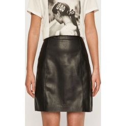 Vero Moda - Spódnica. Czarne spódniczki damskie Vero Moda, na co dzień, s, bez wzorów, z poliesteru, casualowe, mini, proste. Za 129,90 zł.