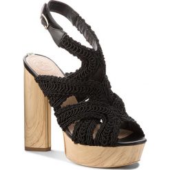 Sandały GUESS - Milana FLMLN2 FAB03 BLACK. Czarne klapki damskie Guess, z aplikacjami, ze skóry ekologicznej, bez obcasa, na obcasie. W wyprzedaży za 329,00 zł.