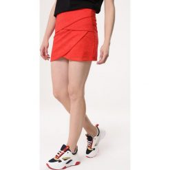 Czerwona Spódnica Behoove. Czerwone spódniczki damskie Born2be, s, bez wzorów, z dzianiny, mini, kopertowe. Za 39,99 zł.