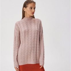 Błyszczący sweter z warkoczowym splotem - Różowy. Różowe swetry damskie Sinsay, s, bez wzorów, ze splotem, bez rękawów, bez kaptura. Za 79,99 zł.