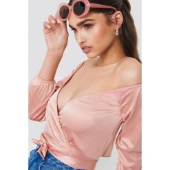 Iva Nikolina x NA-KD Satynowy top z odkrytymi ramionami - Pink. Różowe topy damskie Iva Nikolina x NA-KD, w paski, z satyny, bez kołnierzyka. W wyprzedaży za 53,58 zł.