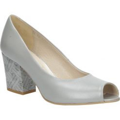 Szare czółenka skórzane peep toe na szerokim ozdobnym obcasie casu cas001. Szare czółenka damskie Casu, bez wzorów, z otwartym noskiem, bez obcasa. Za 299,99 zł.
