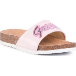 Klapki GUESS - Sylvie FI6SYL ELE03 RSE. Różowe sandały dziewczęce Guess, ze skóry ekologicznej, bez zapięcia. W wyprzedaży za 199,00 zł.