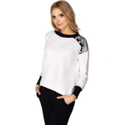 Dzianinowa bluza z koronkowymi wstawkami na ramionach i guzikami przy dekolcie. Bluzy damskie Made in Poland, bez wzorów, z elastanu, bez rękawów, bez kaptura. Za 109,00 zł.