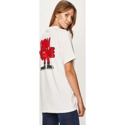 Converse - T-shirt. Białe bluzki damskie Converse, s, z nadrukiem, z bawełny, z okrągłym kołnierzem. W wyprzedaży za 99,90 zł.