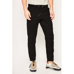 Spodnie dresowe MCQ Alexander McQueen 360854 RMT73 1000. Czarne jeansy męskie McQ Alexander McQueen, xl, bez wzorów, z bawełny. W wyprzedaży za 649,00 zł.