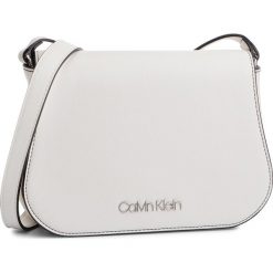 Torebka CALVIN KLEIN - Slide Saddle Bag K60K605065 107. Białe listonoszki damskie marki Calvin Klein, ze skóry ekologicznej. Za 359,00 zł.