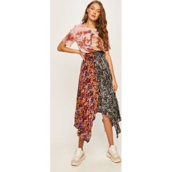 Desigual - Sukienka. Sukienki damskie Desigual, na co dzień, w kwiaty, z bawełny, casualowe, z okrągłym kołnierzem, z krótkim rękawem, krótkie, midi, asymetryczne. W wyprzedaży za 399,90 zł.