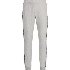 Spodnie dresowe Fila 682365. Szare jeansy męskie Fila, xl, bez wzorów. W wyprzedaży za 169,00 zł.