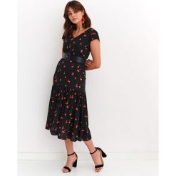 Sukienka damska z nadrukiem. Czarne sukienki damskie Top Secret, na co dzień, na zimę, z nadrukiem, z tkaniny, eleganckie, z dekoltem w serek, z krótkim rękawem, krótkie, midi. W wyprzedaży za 74,99 zł.