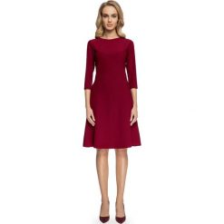 FAUSTINA Sukienka z geometrycznymi cięciami - bordowa. Czerwone sukienki damskie Stylove, s, bez wzorów, z elastanu, bez kołnierzyka, bez rękawów, trapezowe. W wyprzedaży za 90,00 zł.