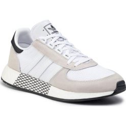 Buty adidas - Marathon Tech EE4925 Ftwwht/Ftwwht/Cblack. Białe półbuty męskie Adidas, na co dzień, bez wzorów, z zamszu, eleganckie, bez zapięcia. Za 549,00 zł.