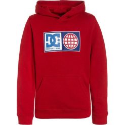 DC Shoes GLOBAL SALUTE BOY Bluza z kapturem tango red. Czerwone bluzy męskie DC Shoes, z bawełny, z kapturem. W wyprzedaży za 233,10 zł.