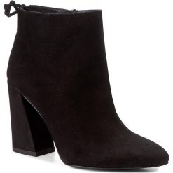 Botki STUART WEITZMAN - Grandiose Black Suede. Czarne botki damskie na obcasie Stuart Weitzman, ze skóry. W wyprzedaży za 1219,00 zł.