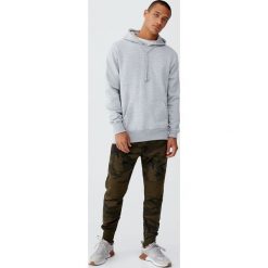 Spodnie z dzianiny dresowej w moro. Szare spodnie męskie marki Pull&Bear, m, moro, z dzianiny. Za 89,90 zł.