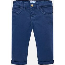 Mayoral - Spodnie dziecięce 74-98 cm. Niebieskie spodnie chłopięce Mayoral, bez wzorów, z elastanu, casualowe. W wyprzedaży za 69,90 zł.