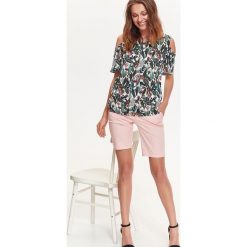 BLUZKA TYPU COLD SHOULDER Z EGZOTYCZNYM NADRUKIEM. Zielone bluzki damskie marki Top Secret, z nadrukiem, z dzianiny, eleganckie, bez kołnierzyka, z krótkim rękawem. W wyprzedaży za 29,99 zł.