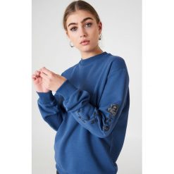 NA-KD Bluza z wyszywanymi różami na rękawach - Blue. Niebieskie bluzy rozpinane damskie NA-KD, długie. Za 133,95 zł.
