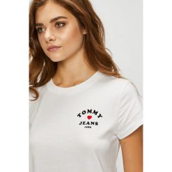 Tommy Jeans - Top. Białe topy damskie marki Tommy Jeans, s, z bawełny, z okrągłym kołnierzem. W wyprzedaży za 129,90 zł.