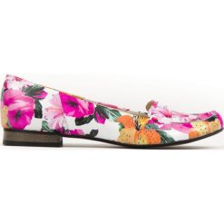 Balerinki lordsy na obcasie - skóra naturalna - model 025 - kolor różowe kwiaty. Różowe baleriny damskie Zapato, w kwiaty, z jeansu, eleganckie, na niskim obcasie, na obcasie. W wyprzedaży za 216,30 zł.