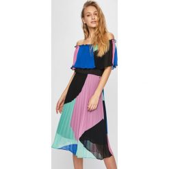 Pepe Jeans - Sukienka Corina. Sukienki damskie Pepe Jeans, na co dzień, s, bez wzorów, z poliesteru, casualowe, bez kołnierzyka, z krótkim rękawem, krótkie, mini, rozkloszowane. W wyprzedaży za 279,90 zł.