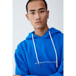 Bluza basic z nadrukiem i kapturem. Niebieskie bejsbolówki męskie Pull&Bear, m, z nadrukiem. Za 99,90 zł.