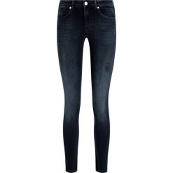 Jeansy Slim Fit Silvian Heach Medford PGA19638JE. Niebieskie jeansy damskie Silvian Heach, bez wzorów, z jeansu. W wyprzedaży za 219,00 zł.