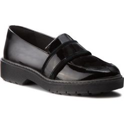 Półbuty CLARKS - Alexa Ruby 261366074 Black Patent. Czarne półbuty damskie skórzane Clarks, na obcasie. W wyprzedaży za 279,00 zł.